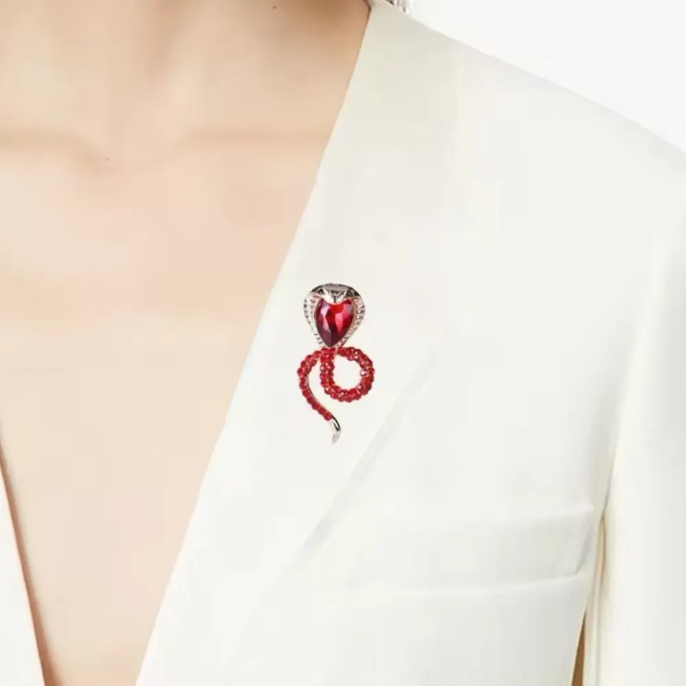RED COBRA BROOCH‎